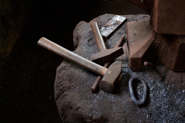  Hammer und Werkzeug in einer Schmiede Fotograf Bamberg
