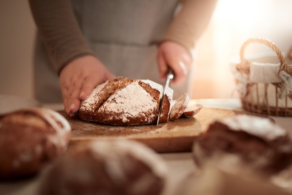  frisches Brot wird aufgeschnitten foodfotografie vom fotograf und fotostdudio aus hassfurt bamberg schweinfurt