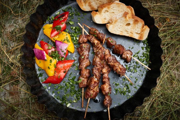  Marinierte Lammspiesse mit Grillgemuese foodfotografie bildarchiv naturfotograf oliver giel