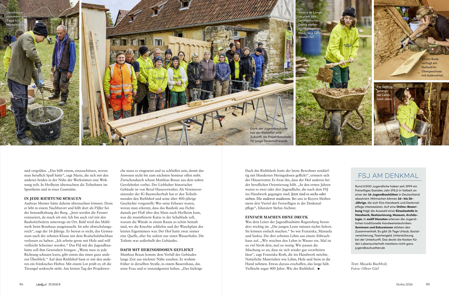 Jugendliche in gelben Jacken bei Lehm- und Holzarbeiten am Riehlshof, Magazin-Doppelseite Landlust, Oliver Giel