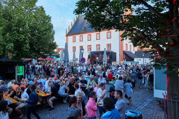 Ha&szlig;furter Lange Nacht, Marktplatz mit altem Rathaus, zahlreiche Besucher beim Fest, Foto: Oliver Giel