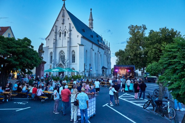 Ritterkapelle mit Veranstaltungsb&uuml;hne, Besuchermenge auf Platz, Ha&szlig;furt Lange Nacht, Foto: Oliver Giel