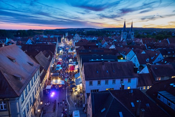 Ha&szlig;furt Lange Nacht, beleuchtete Hauptstra&szlig;e mit Menschenmassen, Kircht&uuml;rme im Hintergrund, D&auml;mmerung, Luftaufnahme, Foto: Oliver Giel