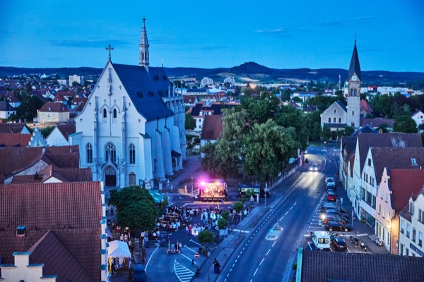 Ha&szlig;furt Lange Nacht, Stadtplatz mit beleuchteter Ritterkapelle und Veranstaltungsmeile, D&auml;mmerungsaufnahme, Foto: Oliver Giel