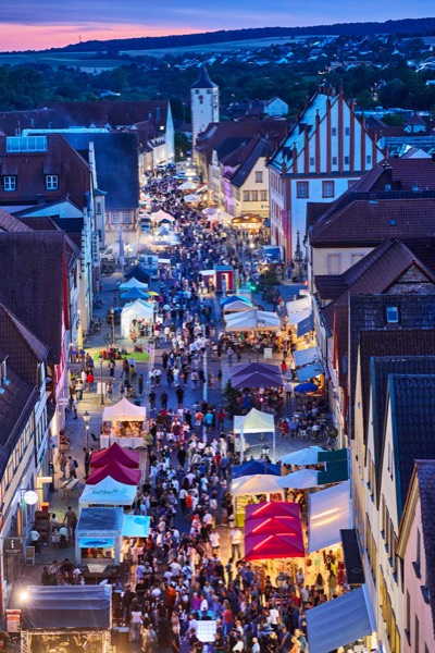 Lange Nacht in Ha&szlig;furt, Altstadt mit Marktst&auml;nden und Besuchern bei D&auml;mmerung, Luftaufnahme, Foto: Oliver Giel