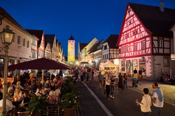 Ha&szlig;furt, Altstadt mit Fachwerkh&auml;usern, Marktstra&szlig;e bei Abendd&auml;mmerung w&auml;hrend Lange Nacht, belebter Platz, Foto: Oliver Giel