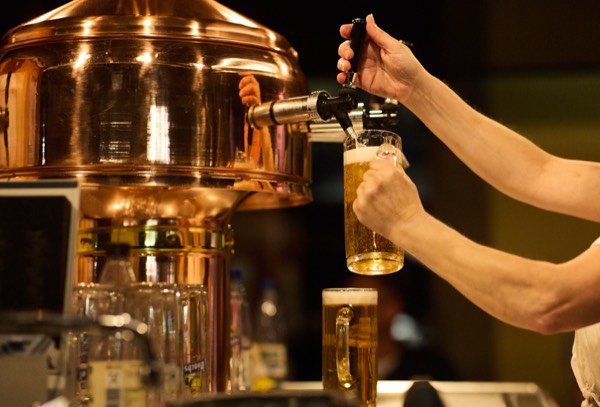 Bier wird aus goldenem Zapfhahn in Glas gezapft, Ha&szlig;furter Lange Nacht, Foto: Oliver Giel
