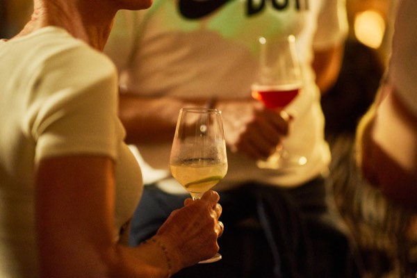 Person h&auml;lt Weinglas bei Ha&szlig;furter Langer Nacht, Wei&szlig;wein, geselliges Beisammensein, Foto: Oliver Giel