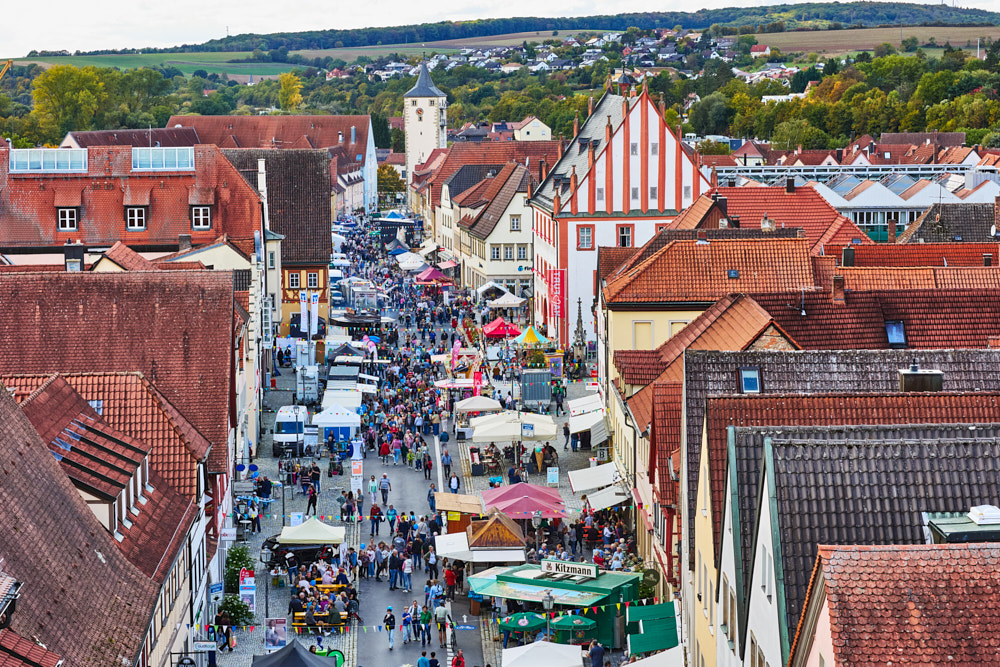 Stra&szlig;enfest in Ha&szlig;furt, Menschenmenge zwischen Marktst&auml;nden und D&auml;chern, Blick vom Oberen Turm, Oliver Giel