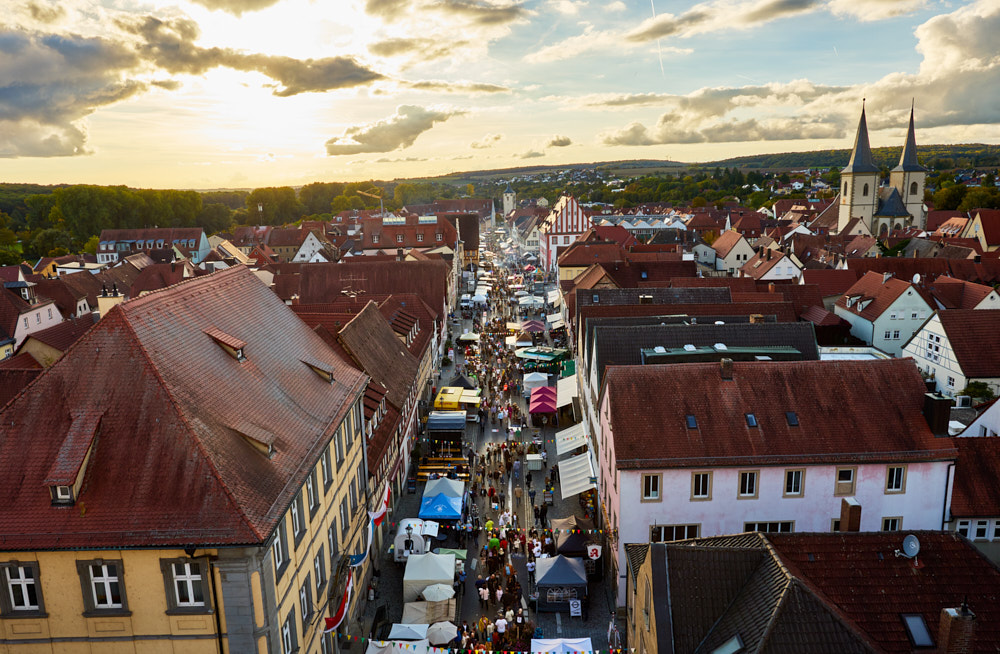 Blick vom Oberen Turm auf das Ha&szlig;furter Stra&szlig;enfest mit Marktst&auml;nden und Besuchern zwischen Altstadth&auml;usern, Oliver Giel