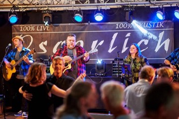 Der Eventfotograf aus Haßfurt fotografiert in Schweinfurt eine Veranstaltung mit tanzendem Publikum und einer Band