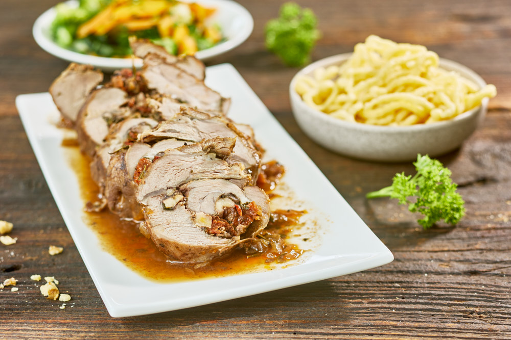 Lammbraten – Gefüllt mit Nüssen, Speck und Kräutern