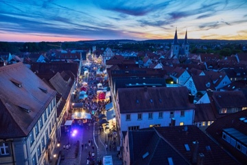 Ha&szlig;furt Lange Nacht, Luftaufnahme der illuminierten Altstadt bei D&auml;mmerung, Foto: Oliver Giel