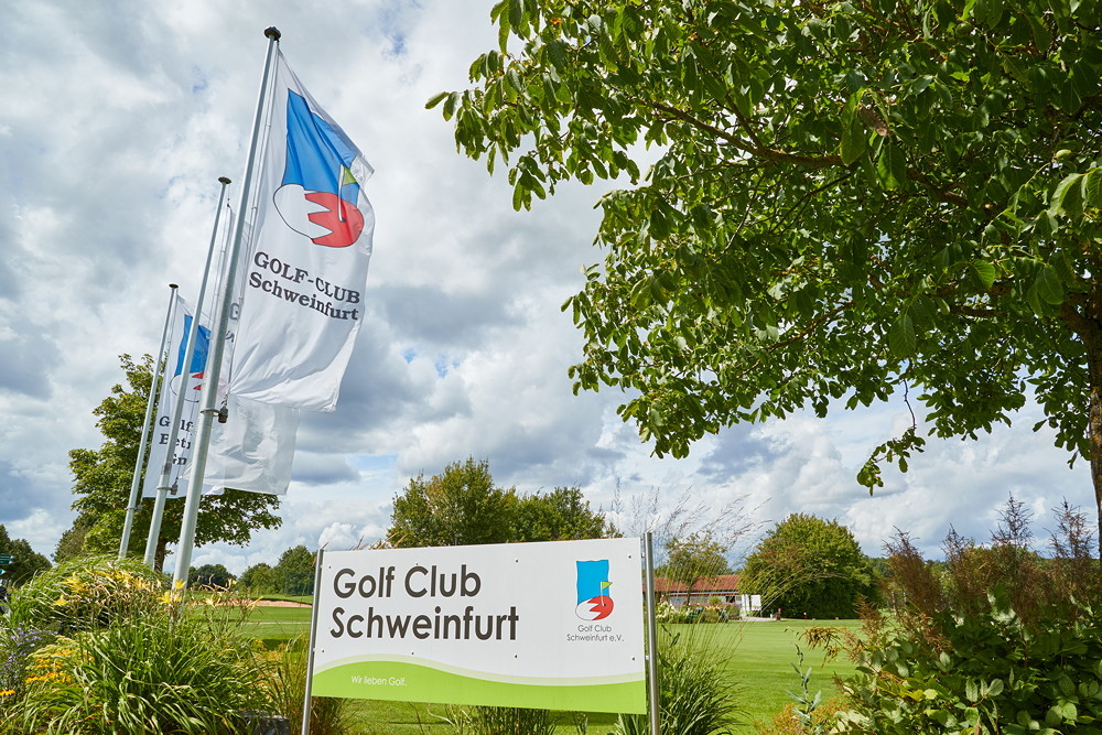Schild und Fahnen vom Golfclub Schweinfurt