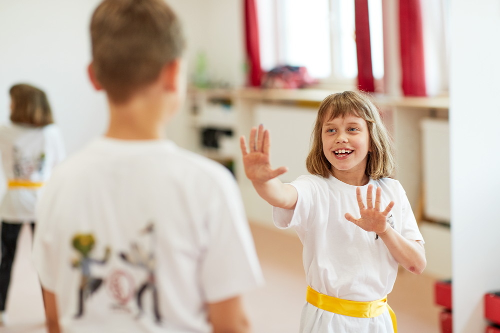 Zwei Kinder beim Wing Chun Kung Fu Training in wei&szlig;er Kampfsportkleidung mit gelbem G&uuml;rtel