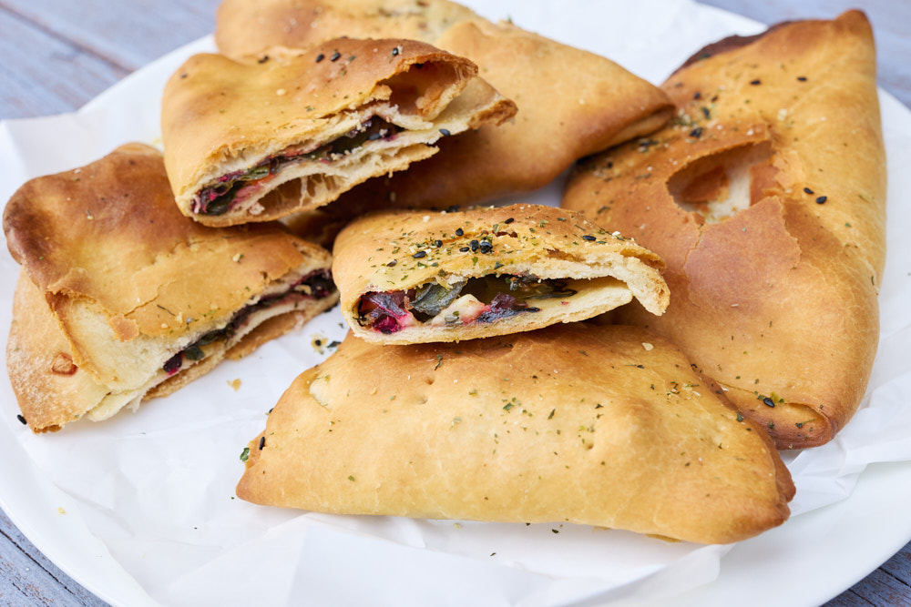 G&ouml;zleme &ndash; gef&uuml;llte Teigtaschen mit Feta und Mangold auf Backpapier