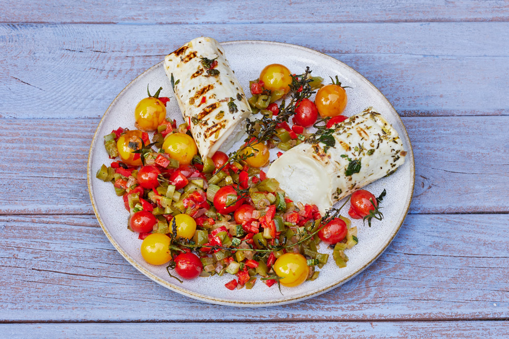 Gegrillter Ziegenk&auml;se mit Ratatouille auf wei&szlig;em Teller