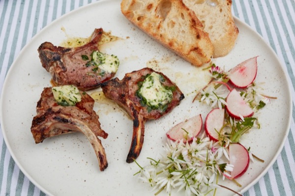  Gegrillte Lamm Kotelett mit Kraeuterbutter fotograf oliver giel hassfurt