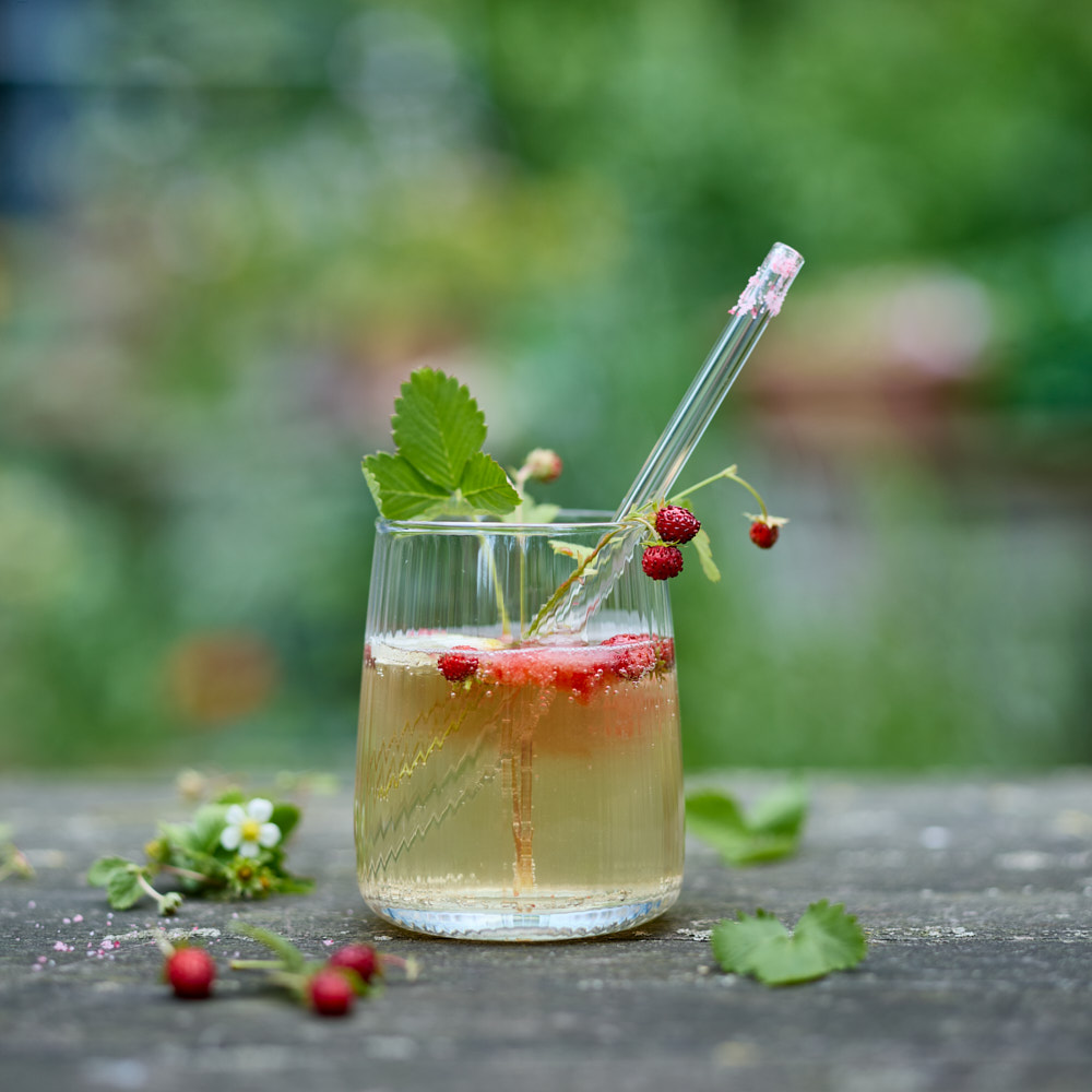 Waldbeeren-Spritz mit roten Fr&uuml;chten im Glas, Gartenszene, Produktfotografie, Foto: Oliver Giel