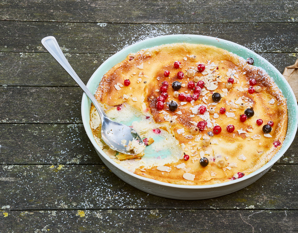 Sommerbeeren-Tarte mit roten und schwaezen Johannisbeeren, Mandelbl&auml;ttern und Puderzucker, Foto: Oliver Giel