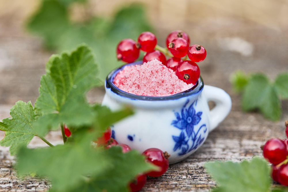 Rote Johannisbeeren und Beerensalz in blauwei&szlig;er Porzellanschale, Stillleben, Foto: Oliver Giel
