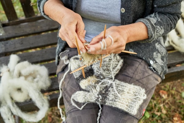  Handschuhe stricken aus Schafwolle fotograf bildarchiv wolle verarbeiten