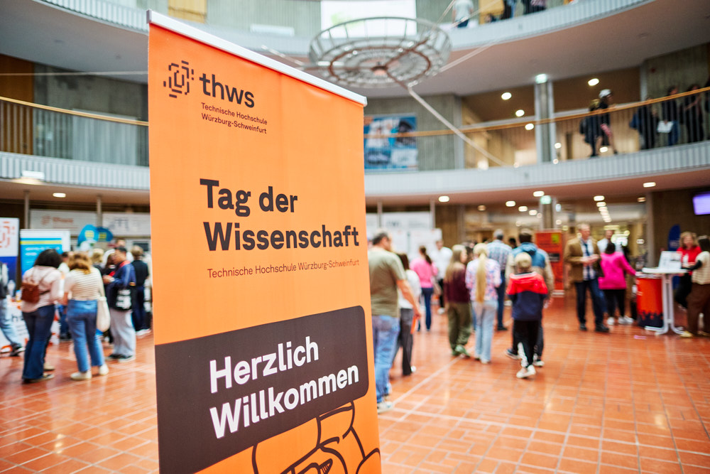 Tag der Wissenschaft, Technische Hochschule W&uuml;rzburg-Schweinfurt, Atriumhalle mit Willkommensschild, Veranstaltungsfotografie, Foto: Oliver Giel