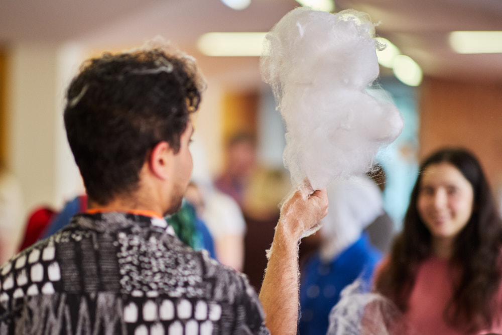 Person h&auml;lt Zuckerwatte auf Tag der Wissenschaft, Schweinfurt, Veranstaltungsfotografie, Foto: Oliver Giel