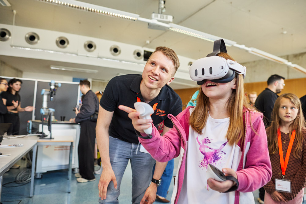 M&auml;dchen mit VR-Brille beim Tag der Wissenschaft Schweinfurt, Schulklasse erkundet Virtual Reality, Foto: Oliver Giel