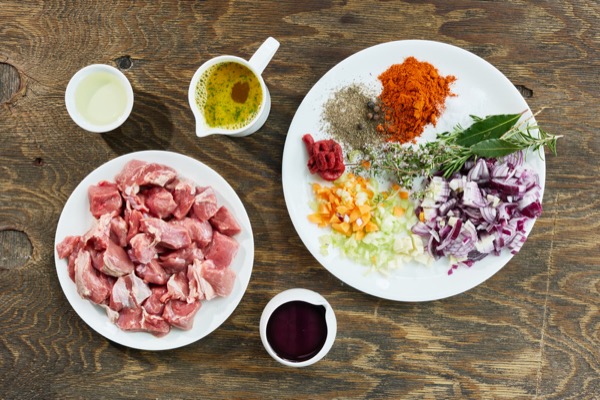  Zutaten fuer Lammgulasch oliver giel